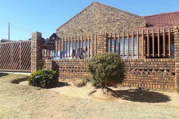 Moderate face brick house selling for R550 000 in Reiger Park Ext 5 Ramaphosa.
3 Bedrooms with built in cupboards
Kitchen fully ...