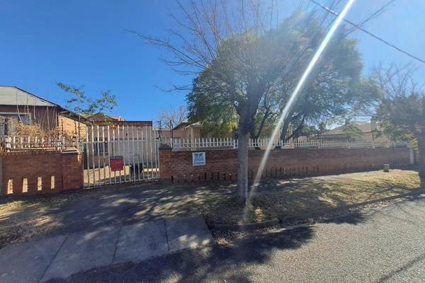 Spacious and Neat three bedroom house available in Townsview, the house is well located, close proximity to freeways, The Glen Shopping ...