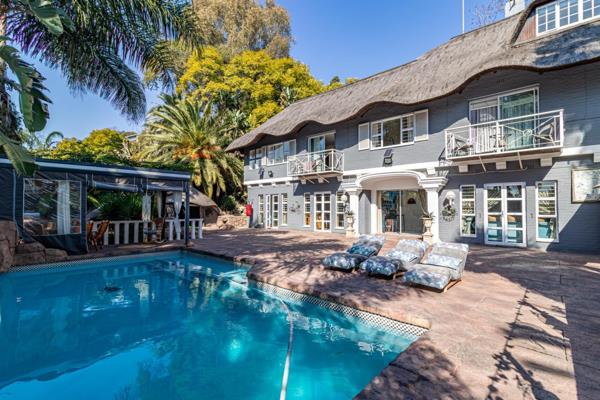 Discover what it means to have a home in the city and feel like you&#39;re on holiday at the coast. This exquisite thatch roof Linksfield home is a true gem. Nestled in a tranquil boomed neighborhood, this property boasts an ...