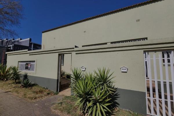 Pair of Semis
This property Is located In Turffontein In the South of Johannesburg close ...