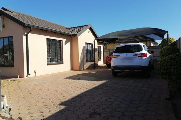 This beautiful home consists of 
3 bedrooms 
2 bathrooms 
lounge 
kitchen
Double carport  
Located close to public transport ...