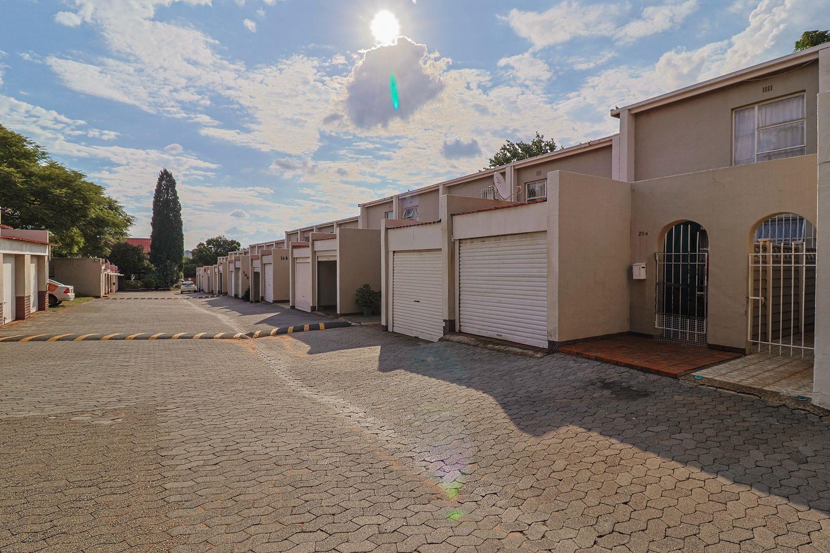 2 Bedroom Townhouse for sale in Haddon - 202 Despen Village, 033 Holt ...