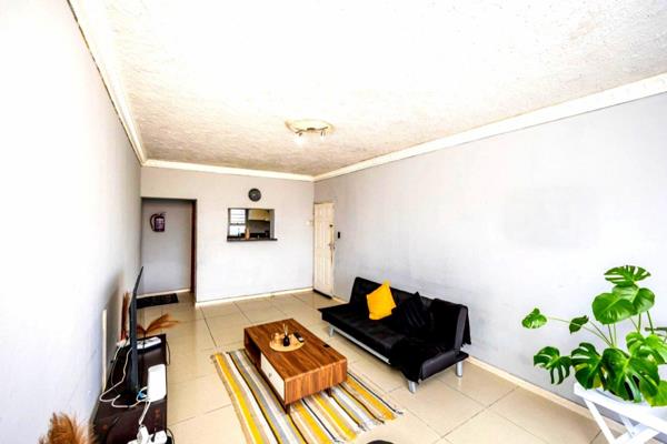 Grab this Neat 2 bedroom apartment for sale in Quigney. Open plan separate lounge areas with views from window .Neat fitted kitchen. ...