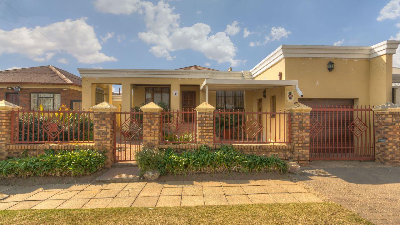 3 Bedroom House for sale in Coronationville P24114628330