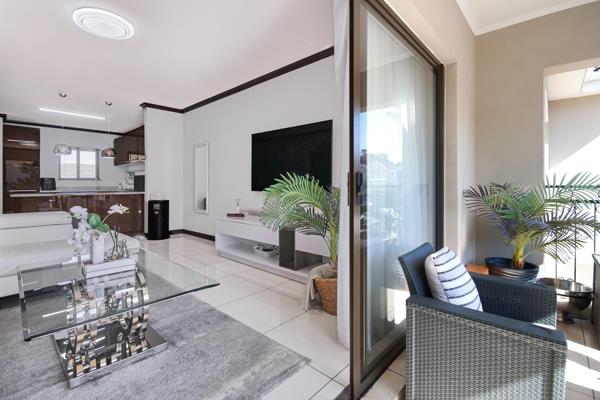 This stunning, fully tiled modern apartment is beautifully maintained and elegantly ...