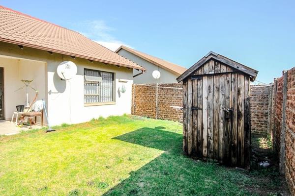 This stunning townhouse is located in a complex inside Parklands Estate, Parkrand ...