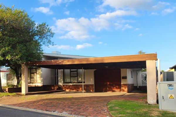 Located on the bustling Brackenfell Boulevard, this house with business rights offers ...