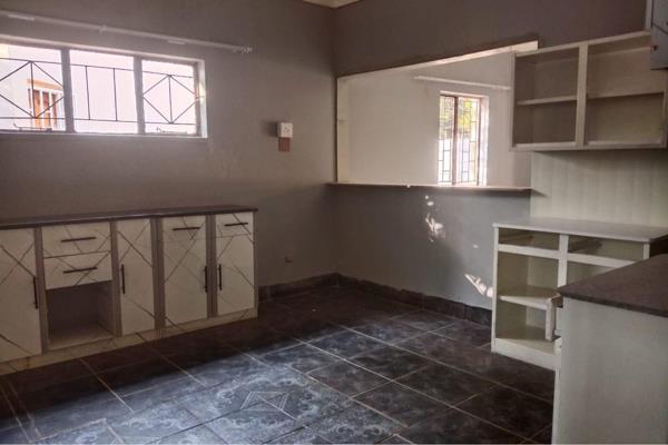 Three Bedroom house available in Rustenburg Oos Einde
Three Bedrooms no built-in ...