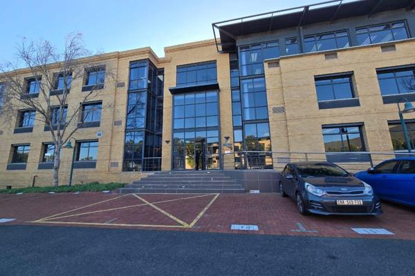 A lovely second floor office available to let at the Plattekloof Office Park.  This ...