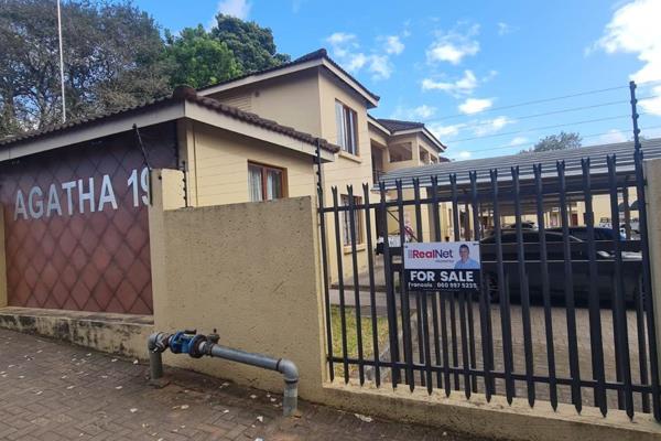 Agatha 19
Tzaneen

1 Bedroom  
1 Bathroom ( Shower Basin Toilet)
Open Plan Kitchen
Lounge
Single Carport Parking

Well kept ...