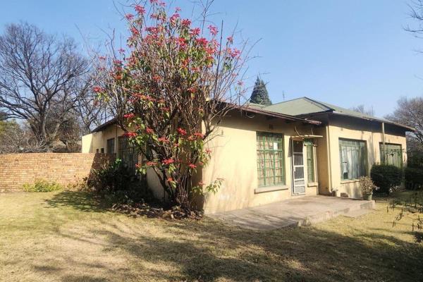 This house is located in the heart of Emalahleni and offers you three spacious bedrooms and two bathrooms.
The lounge comes with a fire ...