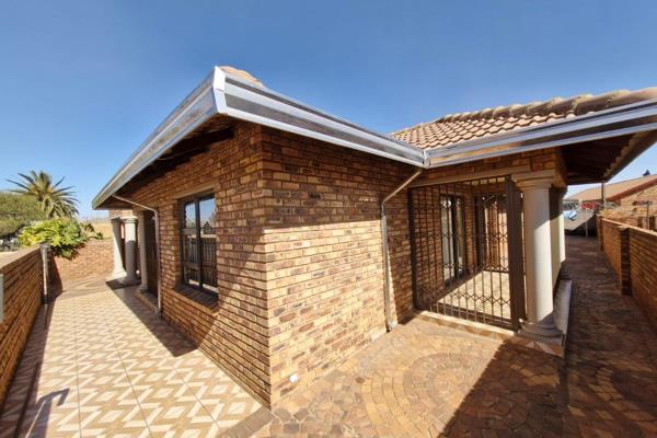 Magnificent modern face brick house in a very sort after area of Kwa Thema called INTERLAND. The area has only bonded financed ...