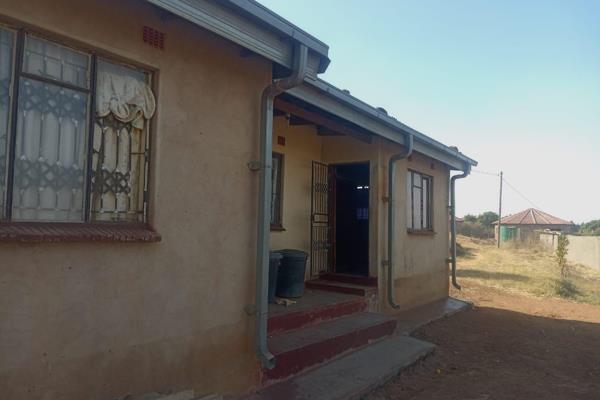 This property located at Tshiulungoma 2 not far from Thohoyandou CBD just 20min to 25min drive.

This property has 3room house nothing ...