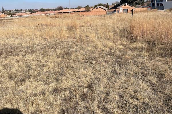 This 432m&#178; vacant land offers the perfect opportunity to build your dream home, with the added benefit of approved plans for a ...