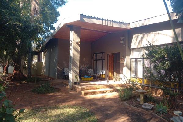 3 Bedroom House for Sale in Letsitele

This spacious house boasts :
-3  Bedrooms (with main bedroom an en-suite bathroom)
-2 ...