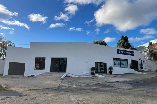 Commercial property to let.
Can be used for Retail or Office space 
Ideal location
Close to CBD
Water included in rent
Pre Paid ...