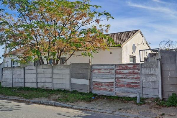 Discover the potential of this charming 3-bedroom, 2-bathroom corner house located in the heart of Eersterivier. Perfect for investors ...