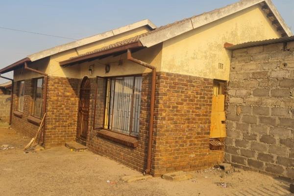 3 bedroom house for sale in KwaGuqa
A house is for sale in Kwaguqa Ext.14 .The house offers a three bedrooms, one bathroom , a kitchen ...