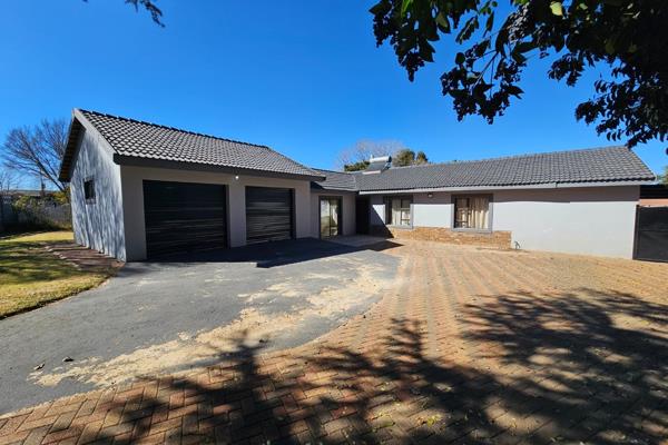 Modern kitchen
3 bedrooms
2 modern bathrooms
Large lounge
Dinning room
Double garage and double carport
Staff quarters
1160m2 ...