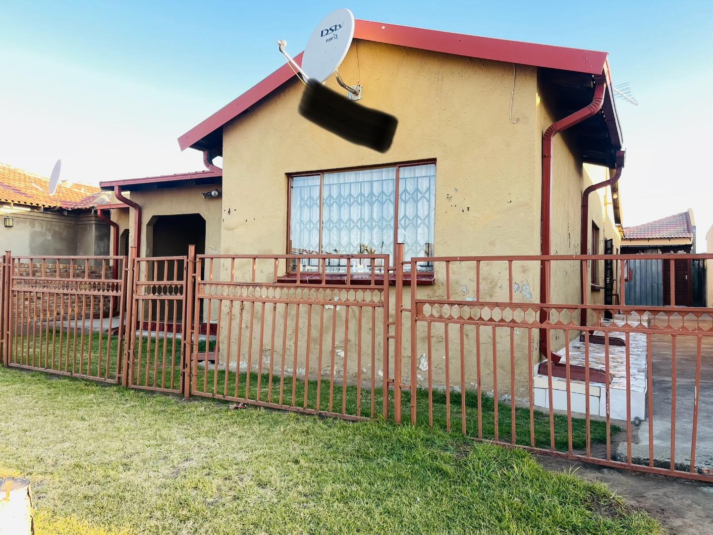 3 Bedroom House for sale in Daveyton - P24-114640243