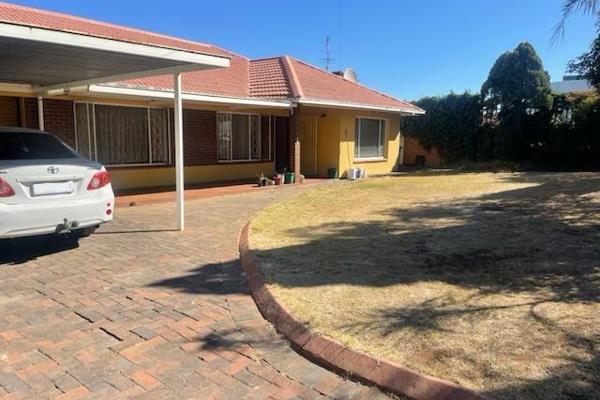 This large 4 bedrooms house in South Crest needs new owners. House sitting on more than 1500 sized erven. 

4 Very Large bedrooms ...