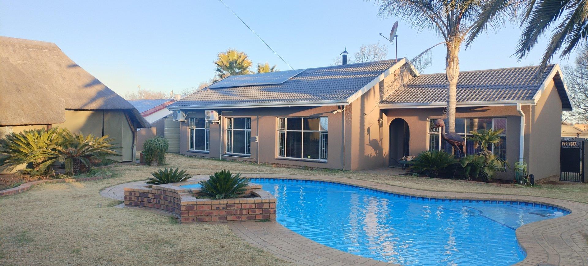 3 Bedroom House for sale in Sasolburg Ext 23 - P24-114640696