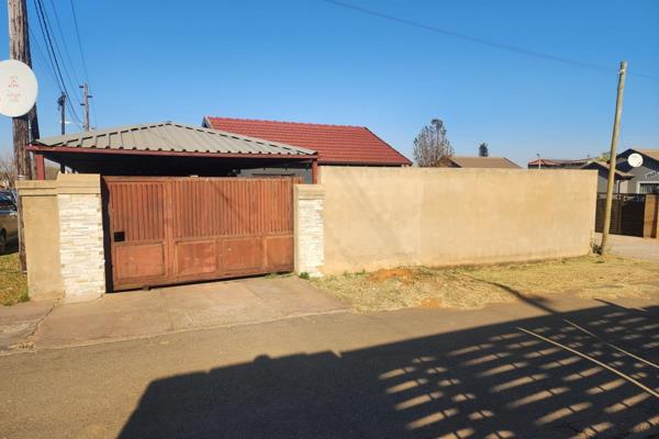 Ext 14! Discover a hidden gem! This charming corner stand property boasts:

- 2 spacious bedrooms
- A cozy lounge
- A well-equipped ...