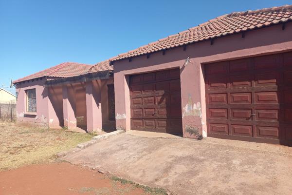 This house is an open pallet. 3 Bedrooms, 2 bathrooms, double garage, lounge, TV room, dining, scullery, tiled roof, electric garage ...