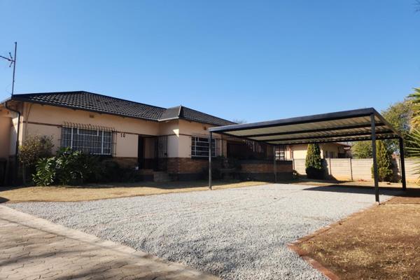 This magnificent property in Airfield Benoni has three spacious rooms, large bathroom, dining area, large kitchen and plenty of space ...