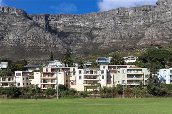 EASE OF LIVING

This high-quality two-bedroom apartment offers the stunning backdrop of Table Mountain within a secure estate. Designed ...