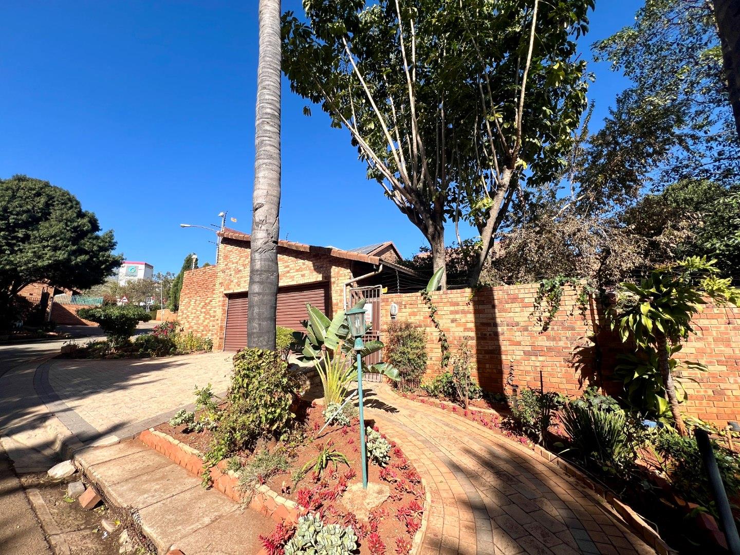 4 Bedroom House to rent in Lynnwood Ridge 2016 Liz John Street P24