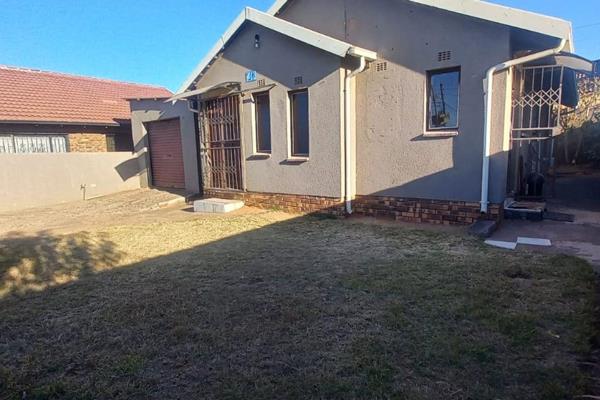 Three bedrooms house for sale in Kwaguqa ext 14

Beautiful family house in Kwaguqa ext 14 near the main road, Pick n Pay, and ...