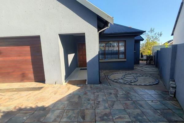 This home is perfect for an start up family.
X 3 Large bedrooms
X 2 Bathrooms
Open plan Modern kitchen, dinning room and lounge
Double ...