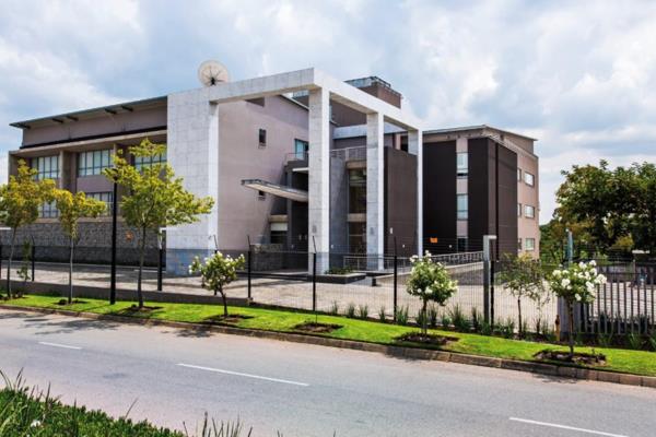 PRIME LOCATION NEAR GRAND CENTRAL AIRPORT, CLOSE TO THE MIDRAND GAUTRAIN STATION 
Pristine office block over 3 floors with lift tiled ...