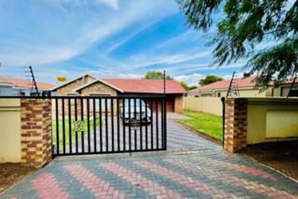 Beautiful facebrick home in Liefde En Vrede for a small family with ample garden space

This lovely home has 3 bedrooms ( MES ) with ...