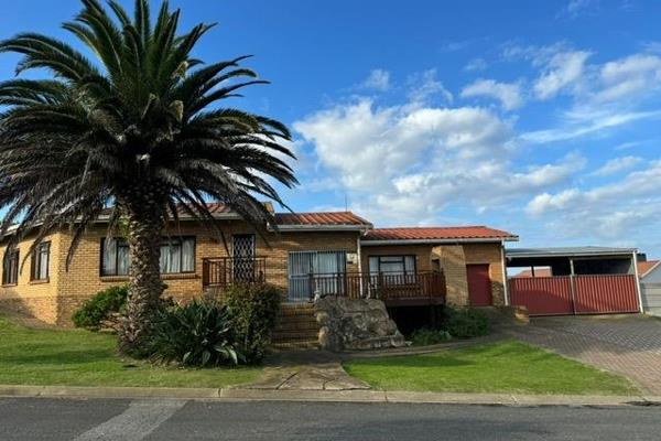 This corner stand house with stunning sea views offers you the following:

3 Bedrooms
2 Bathrooms
Open plan living areas, dining ...