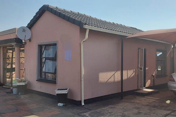 We are proud to present this Charming Family house in Mabopane

The property is conveniently located close to Complexes and malls ...