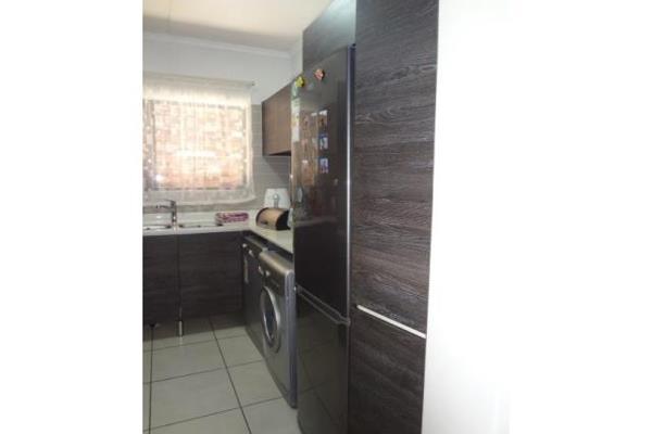 Apartment for Rent in Amsterdam Estate, Olivedale.
 
3 Bedroom 1st Floor Apartment available from 1 December 2024


Featuring 3 ...