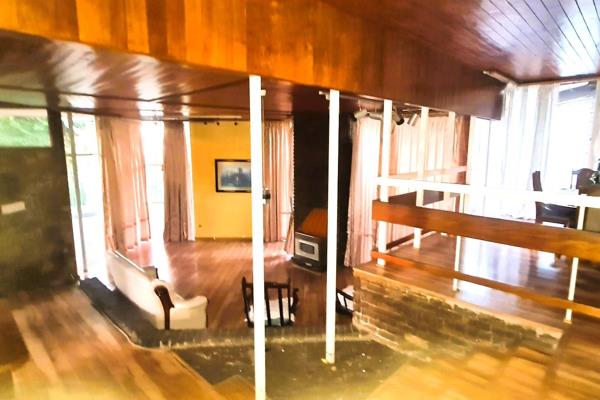 This House is architect designed  around the rocks of the last house in Juliana Street.  It is now a deceased estate and the buyer will ...