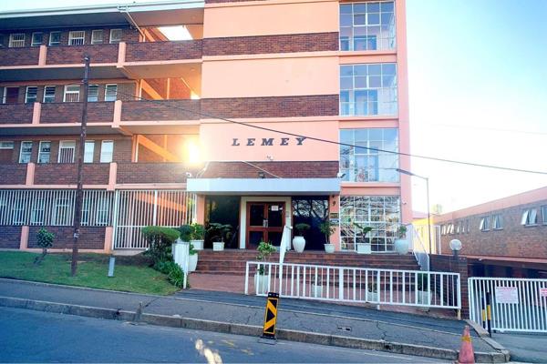 Welcome to your dream home in Kew, Gauteng, South Africa! This charming 1.5-bedroom apartment offers a perfect blend of comfort and ...