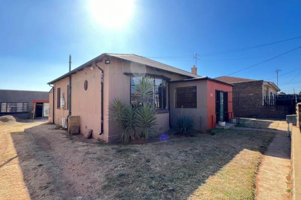 This charming house in Krugersdorp-West offers comfortable living with three spacious ...