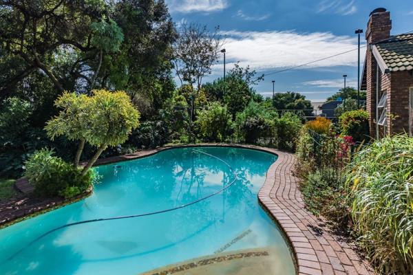 Introducing a charming 3 bedroom house for sale in the sought-after neighborhood of Morningside Ext 40, Sandton. This property offers a ...