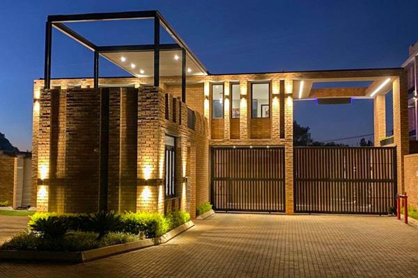 Experience unparalleled luxury in this stunning 3-bedroom penthouse, perfectly situated in the prestigious Rynfield area of Benoni. ...