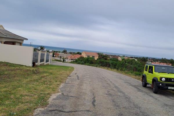 This land is in a very sort after area in Jeffreys bay. there is a green belt area in front of the land.
Land is level, not mush to ...