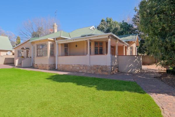 This 4-bedroom farm style family home is perfectly positioned within the beautiful tree lined suburb of Orchards and is waiting to be ...