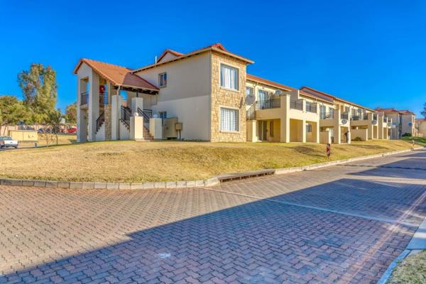 This Unit is located next to police station, Blueberry Square, Jackal Creek corner, 2km to Curro, and 2.5km to The Dome

Features:
- 2 ...