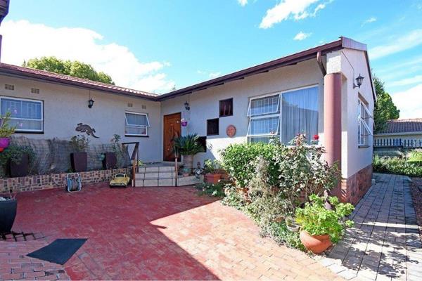 Lovely entertainers’ family home offers, lounge, dining area, family room and ...