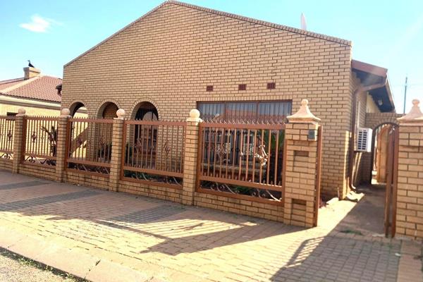 House For Sale In Vosloorus Ext 13.


Look no further than this lovely spacious home situated in a sought after area of Vosloorus
Ext ...