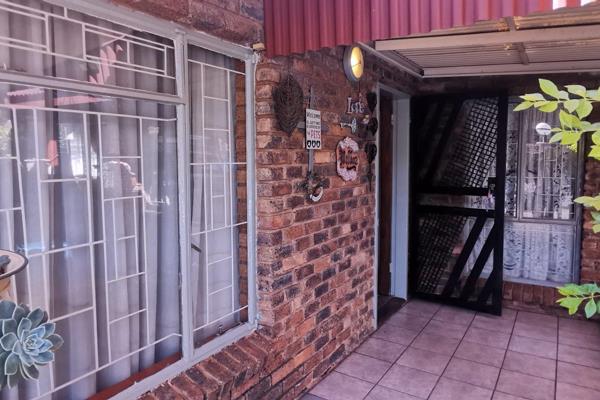 This property offers:

5 bedrooms

2 bathrooms

3 living areas

store room

a pool

a lapa

a braai

3 garages

2 ...