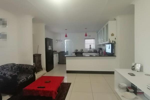 This is a perfect starter home situated in Rondevlei Park.

This property offers three well-sized bedrooms with laminated flooring.  ...